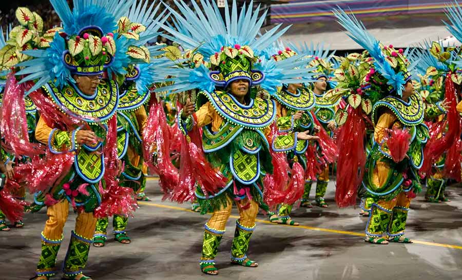 Escolas de samba campeãs desfilam hoje no sambódromo em SP