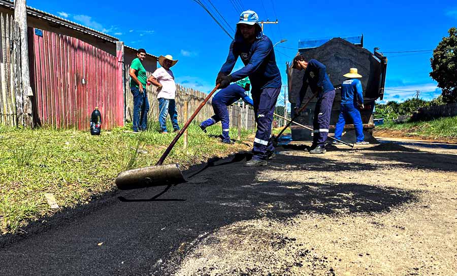 Parceria entre governo e Prefeitura de Mâncio Lima leva operação tapa-buraco para bairros São Francisco e Iracema