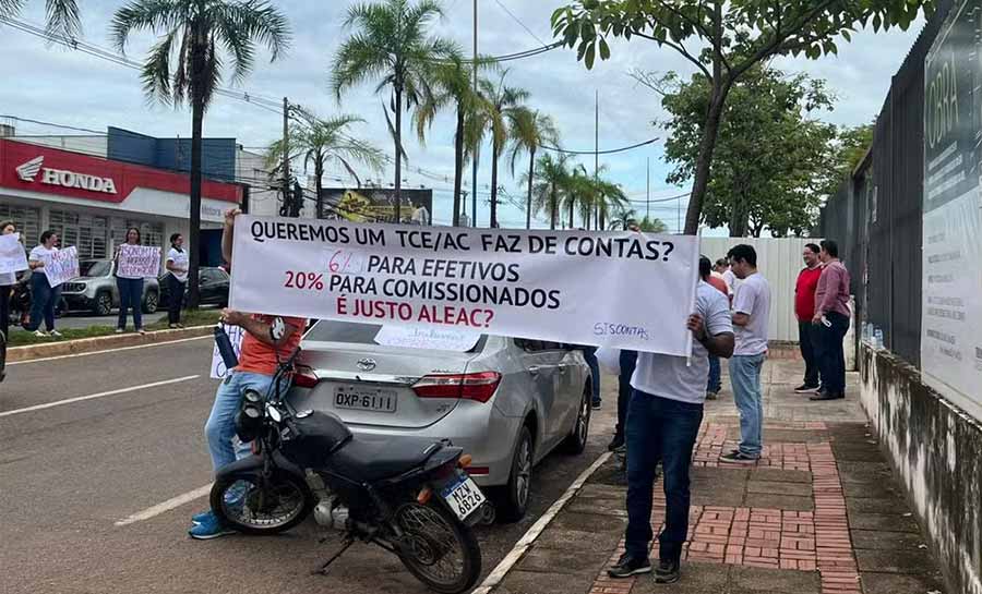 Servidores do TCE protestam contra disparidade em reajuste salarial para efetivos e comissionados