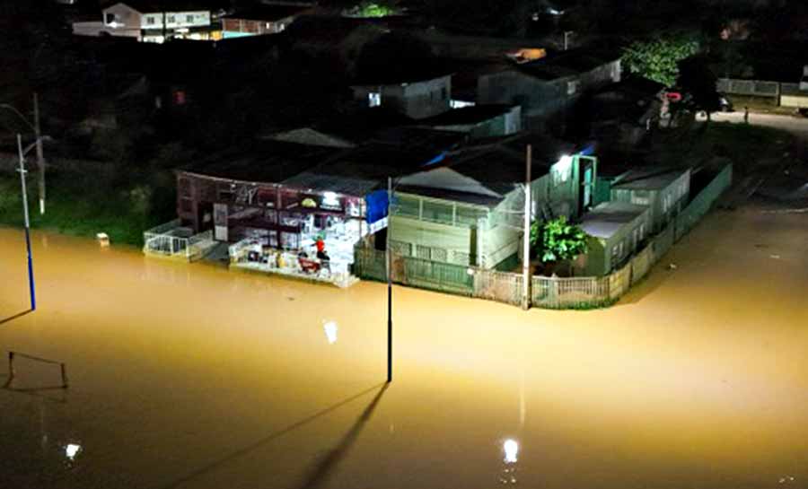 Governo retira famílias indígenas atingidas pela elevação do nível do Rio Acre em Rio Branco