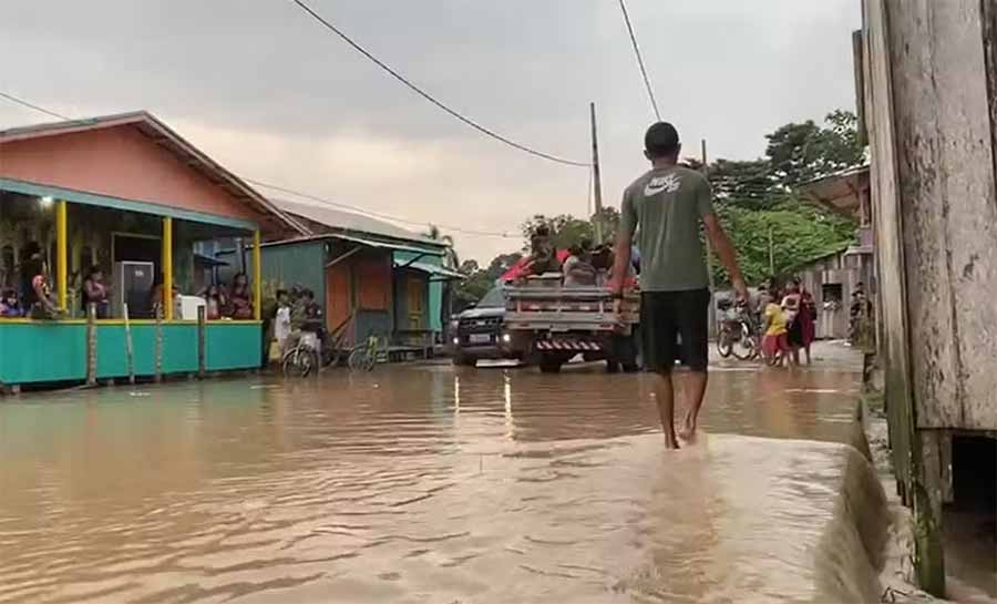 Cheia do Rio Tarauacá desabriga mais de 200 pessoas em Jordão, interior do Acre