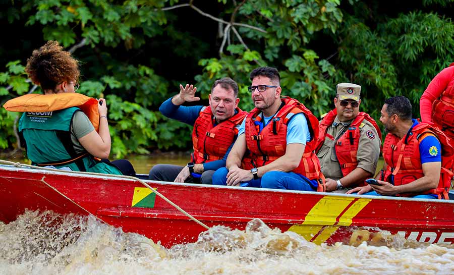 Governador Gladson Cameli percorre Rio Acre para monitorar cheia na capital