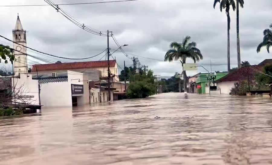 Com mais de 2 metros acima da cota de transbordo, Brasiléia fica isolada por via terrestre após interdição de ponte