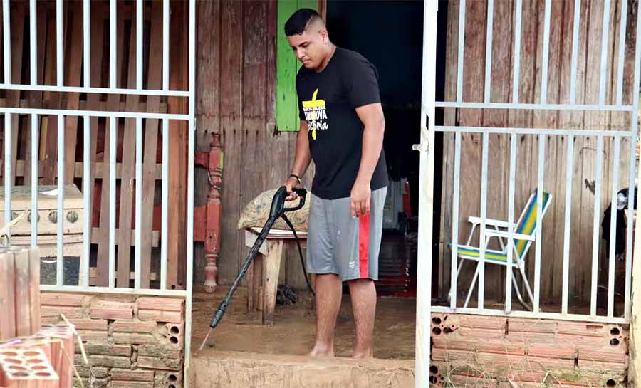 Após Rio Acre baixar mais de 5 metros, moradores afetados pela enchente em Assis Brasil iniciam volta para casa