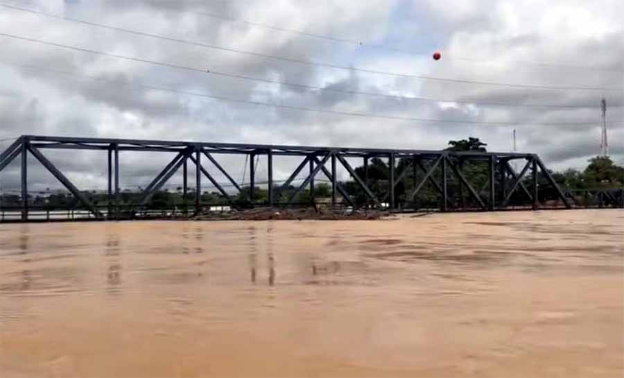 Em meio à cheia histórica, ponte de Brasiléia é invadida pelas águas do Rio Acre