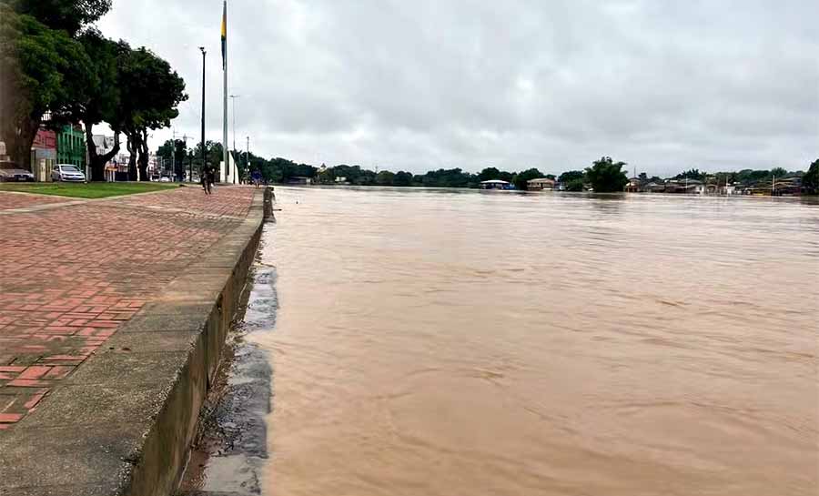 Rio Acre se aproxima de 17 metros e mais de 1,8 mil estão em abrigos na capital