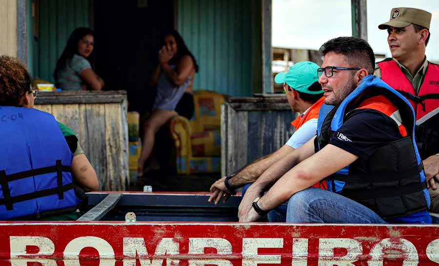 Fechando agenda de visitas nos municípios atingidos pela cheia, governador Gladson Cameli navega o Rio Juruá