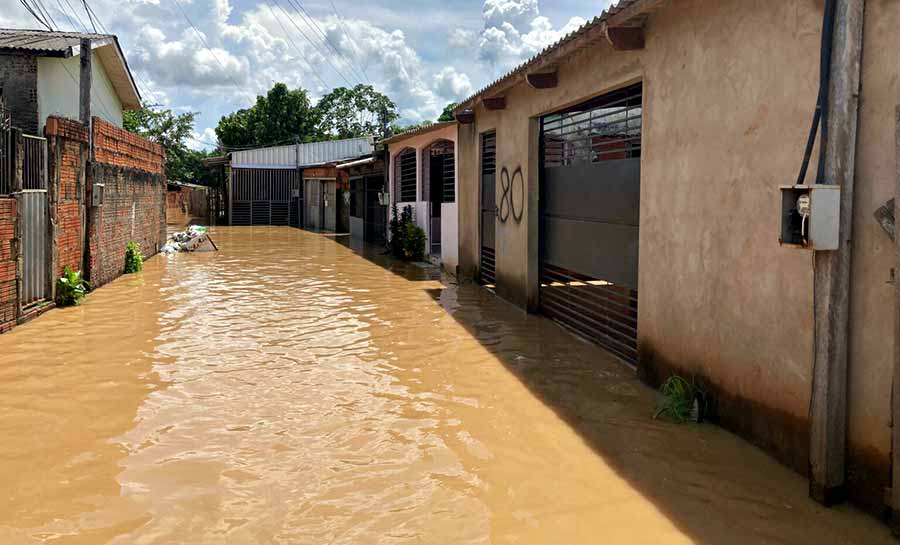 Assistência social realiza a remoção de famílias alagadas nos bairros Cidade Nova e Quinze em Rio Branco