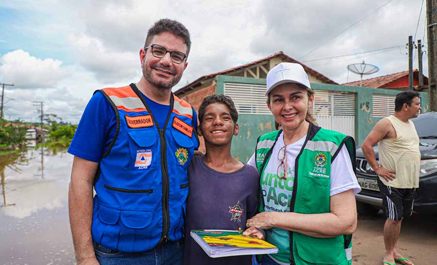 Governador participa da entrega de donativos aos atingidos pela enchente no bairro Carandá, na capital