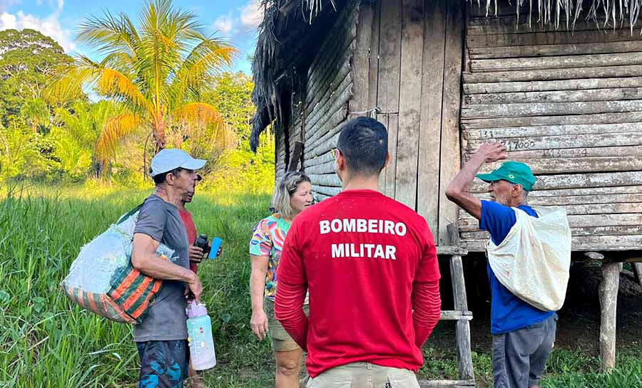 Corpo de Bombeiros resgata idoso isolado no Ramal da Cachoeirinha, em Rio Branco