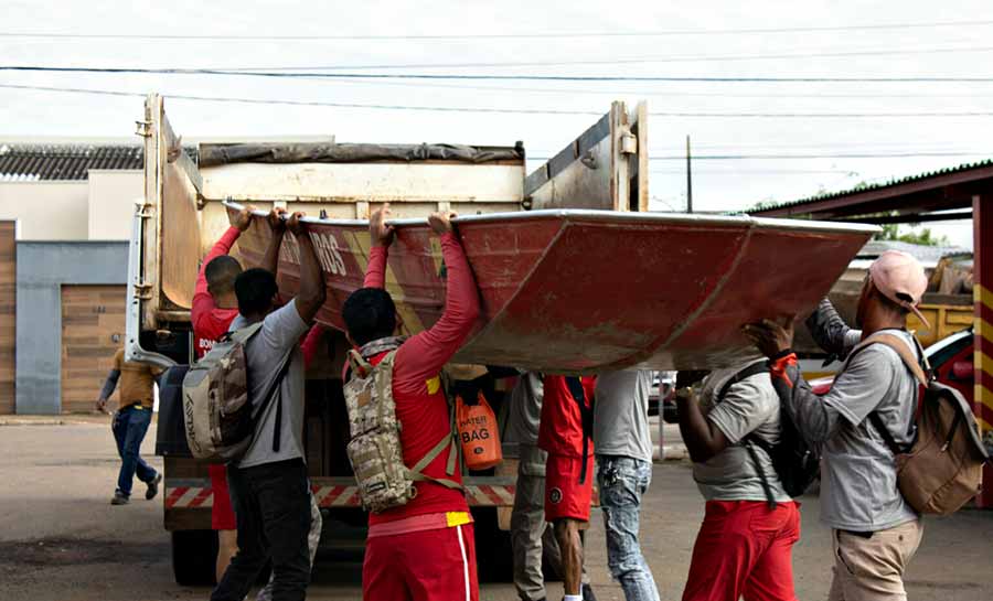 Bombeiros e voluntários trabalham para ajudar famílias afetadas pelas alagações