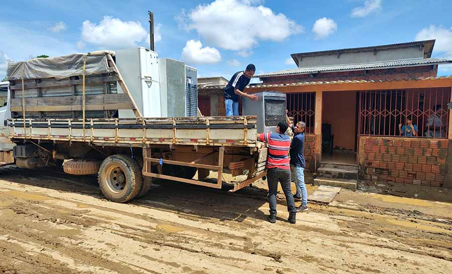 Com vazante do Rio Acre, Iapen dá suporte às famílias que estão retornando para casa