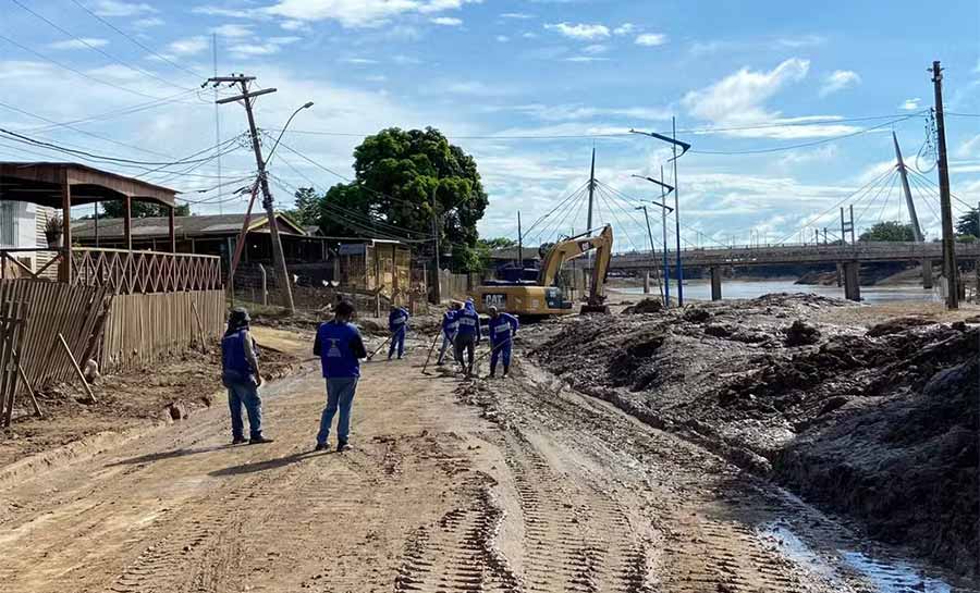 Equipes de limpeza retiram quase 200 toneladas de lixo e entulho de bairros afetados pela cheia do Rio Acre