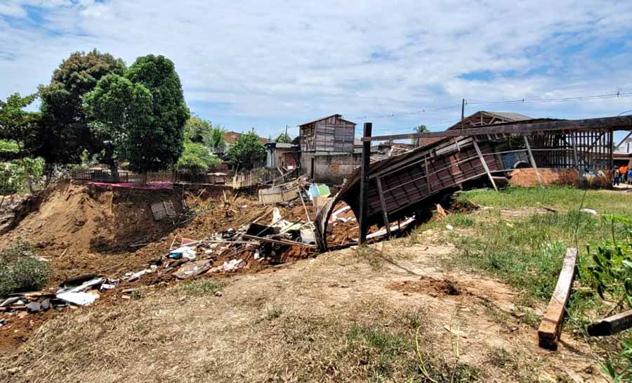 Prefeitura leva assistência às famílias que tiveram casas destruídas por desbarrancamento no bairro Cidade Nova