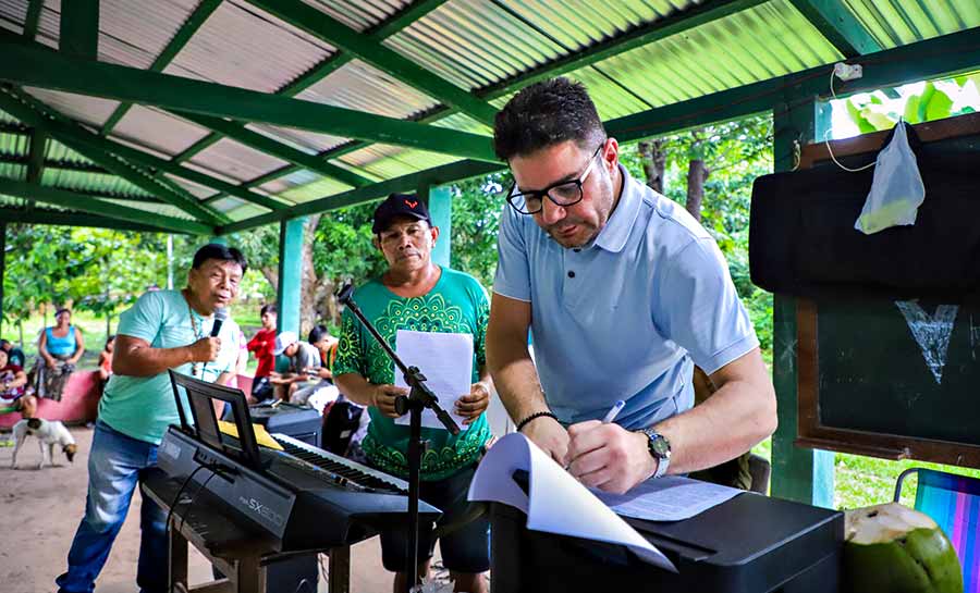 Governador Gladson Cameli leva benefícios às Aldeias do Rio Envira no pós-enchente