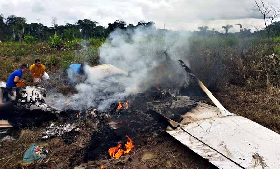 Avião cai em região de mata no interior do Acre e deixa uma pessoa morta