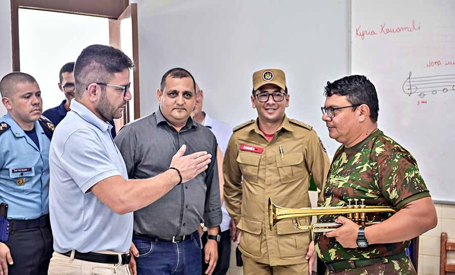 Governador Gladson Cameli reforça compromisso com a educação durante visita a colégio militar em Cruzeiro do Sul