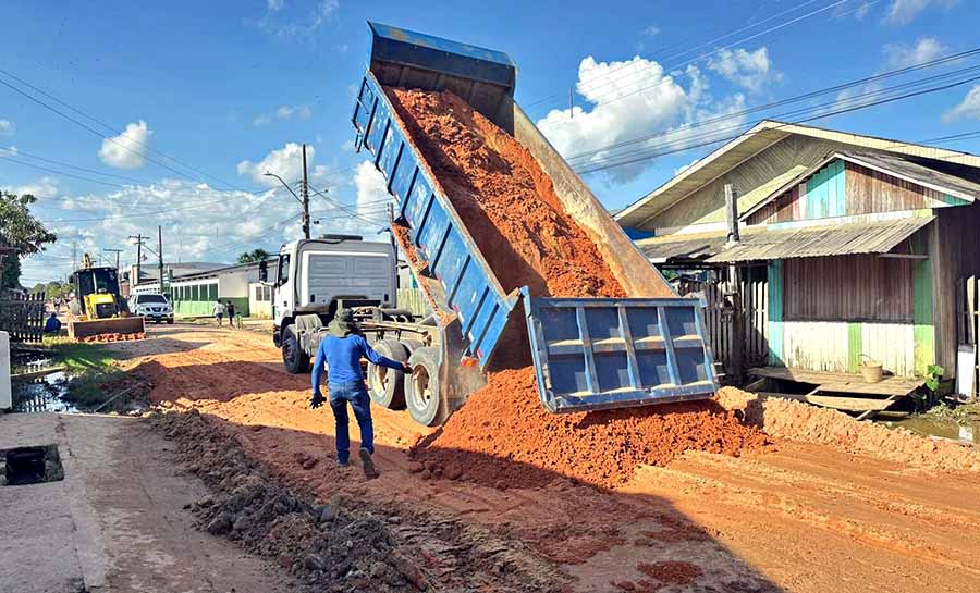 Deracre e Prefeitura de Tarauacá trabalham na restauração de vias atingidas pela enchente