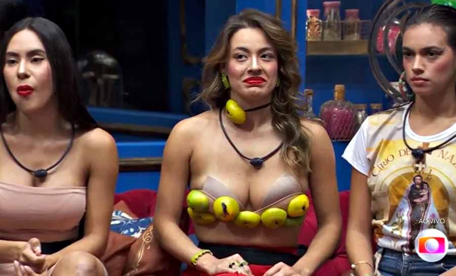 BBB 24: Tadeu Schmidt alerta Beatriz sobre sutiã com cascas de laranja