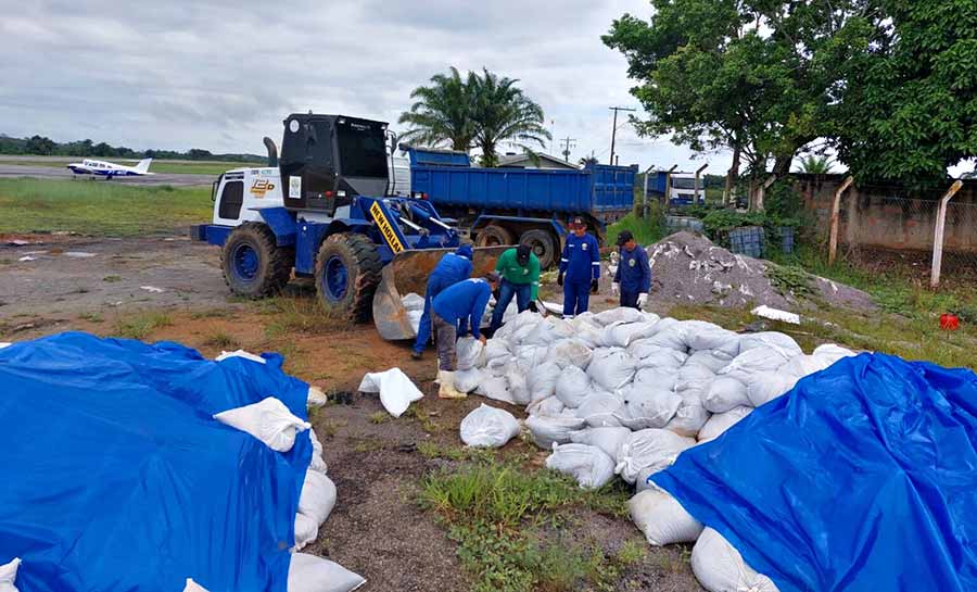 Deracre envia mais insumos para pista de pouso do aeródromo do Jordão