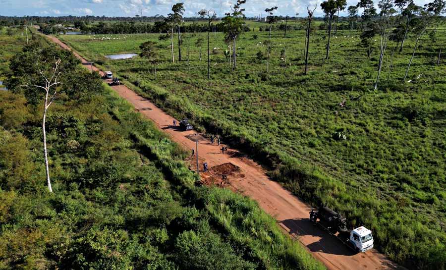 Deracre trabalha na manutenção do Ramal Granada, em Acrelândia