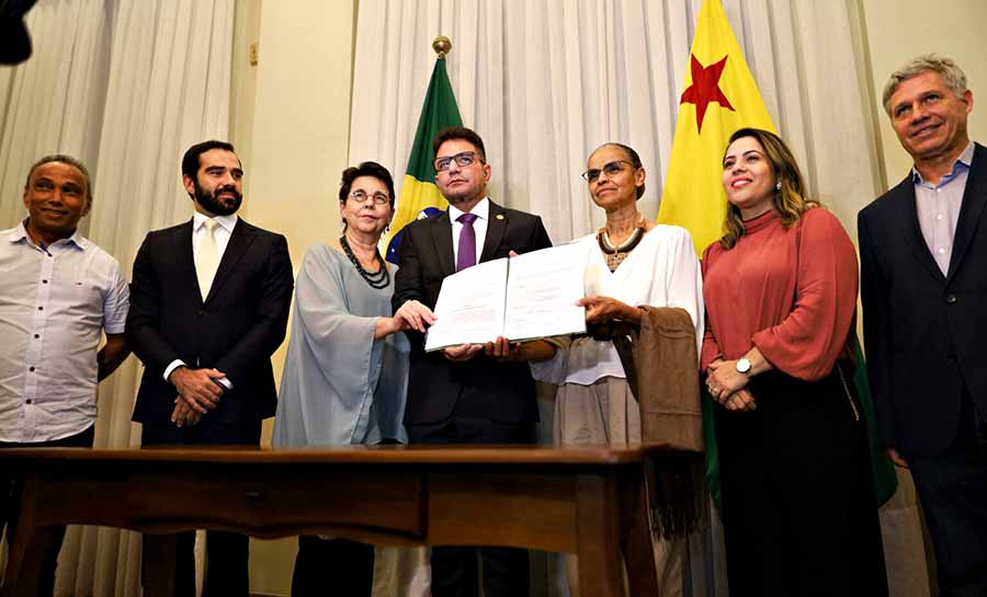 Acre assina contrato do Fundo Amazônia com BNDES para investimento em setores ambientais