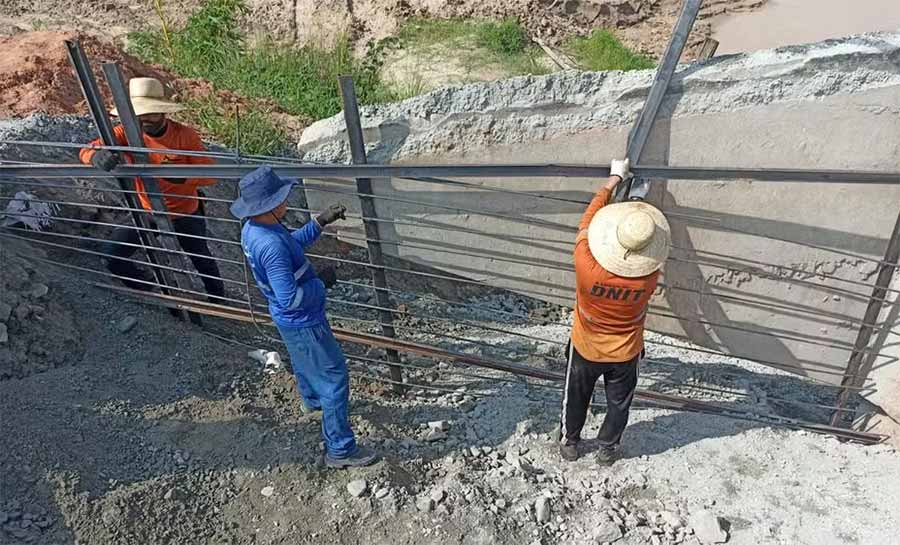 Em obras há 10 anos, ponte sobre o Rio Tarauacá é ameaçada por deslizamentos de terra após chuvas