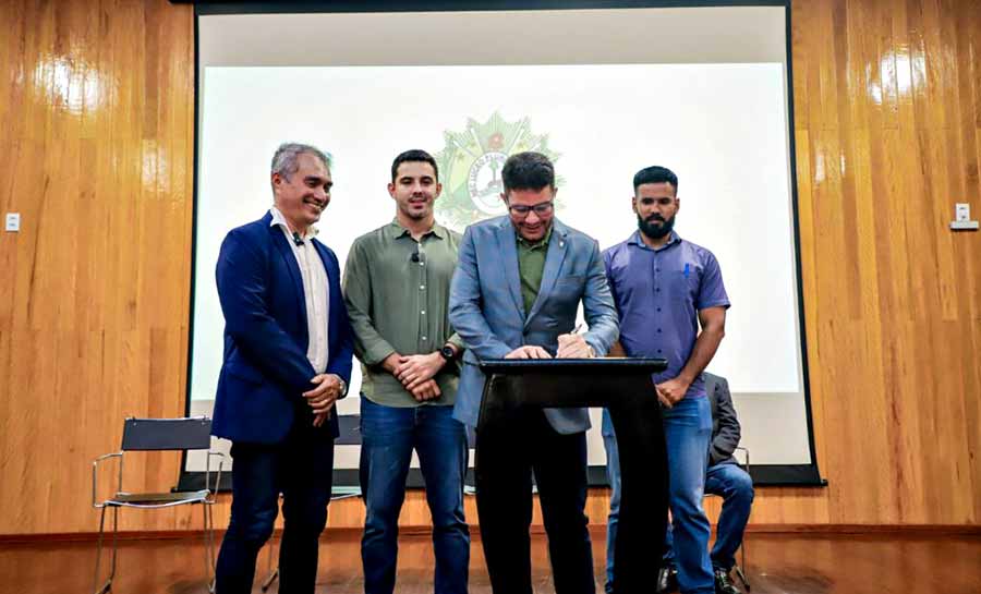 Governador Gladson Cameli assina ordem de serviço para recuperação da Biblioteca da Floresta e entrega equipamentos ao Idaf