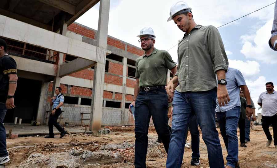 Prestes a entrar na segunda fase, construção da nova maternidade recebe visita do governador Gladson Cameli