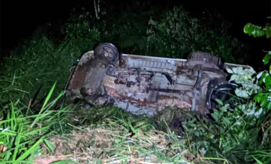 No Acre, van com professores da Bolívia capota após motorista bater em buraco em rodovia