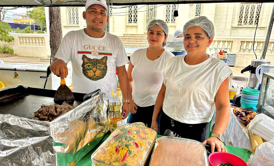 Comidas regionais e arte indígena marcam Feira da Economia Solidária na Praça dos Seringueiros