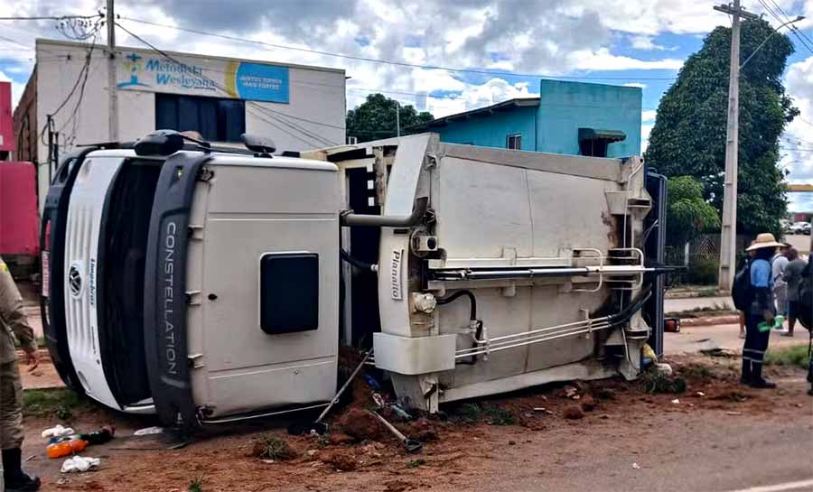 Motorista de caminhão de lixo que tombou no AC é autuado por embriaguez ao volante e lesão corporal