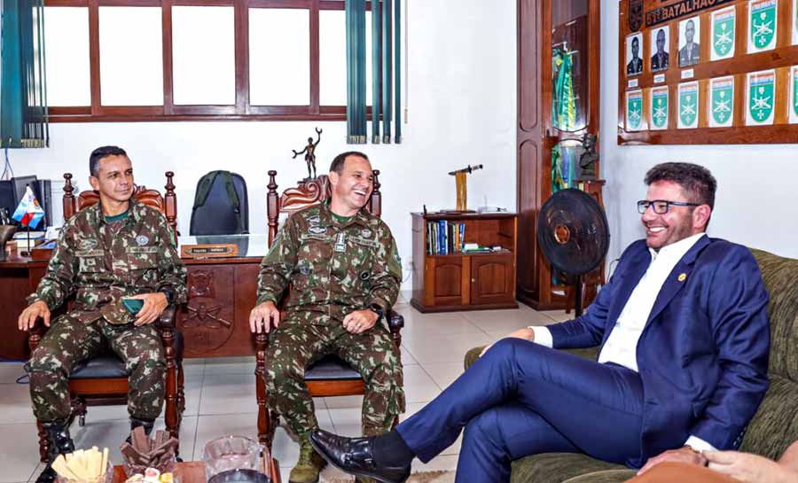 Em Cruzeiro do Sul, governador Gladson Cameli reforça parceria do Estado com Exército Brasileiro em visita à instituição