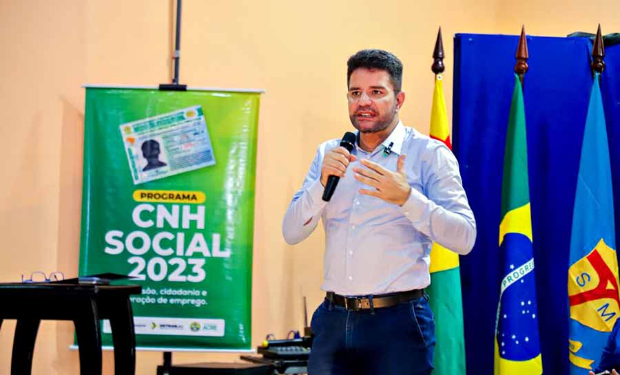 Em Sena Madureira, governo do Estado celebra entrega de carteiras de habilitação pelo CNH Social e distribui capacetes para mototaxistas