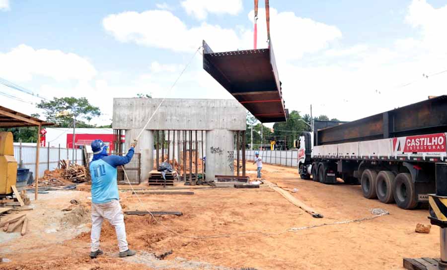 Prefeito acompanha chegada das primeiras vigas para elevado da Dias Martins