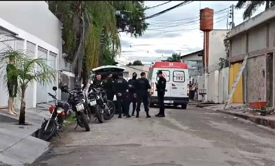 Trio tenta assaltar casa, faz pedreiro refém e troca tiros com policial à paisana em Rio Branco