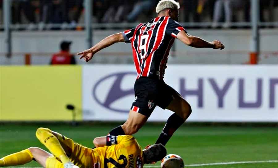 Calleri vira preocupação no São Paulo após sentir a panturrilha