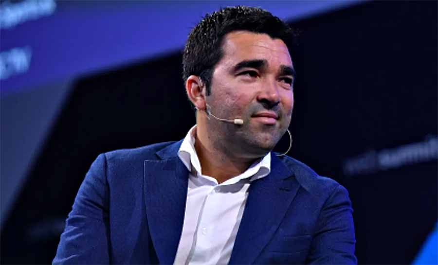 Deco se irrita com notícia de possível saída de Vitor Roque do Barcelona