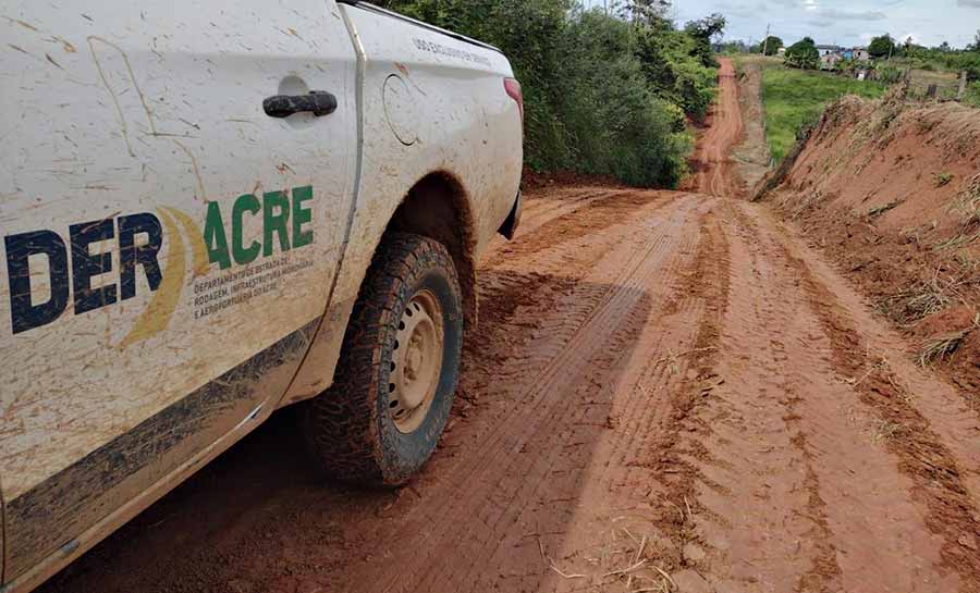 Em Rio Branco, Deracre retira atoleiros de ramais da Transacreana para garantir acesso de alunos à educação pública