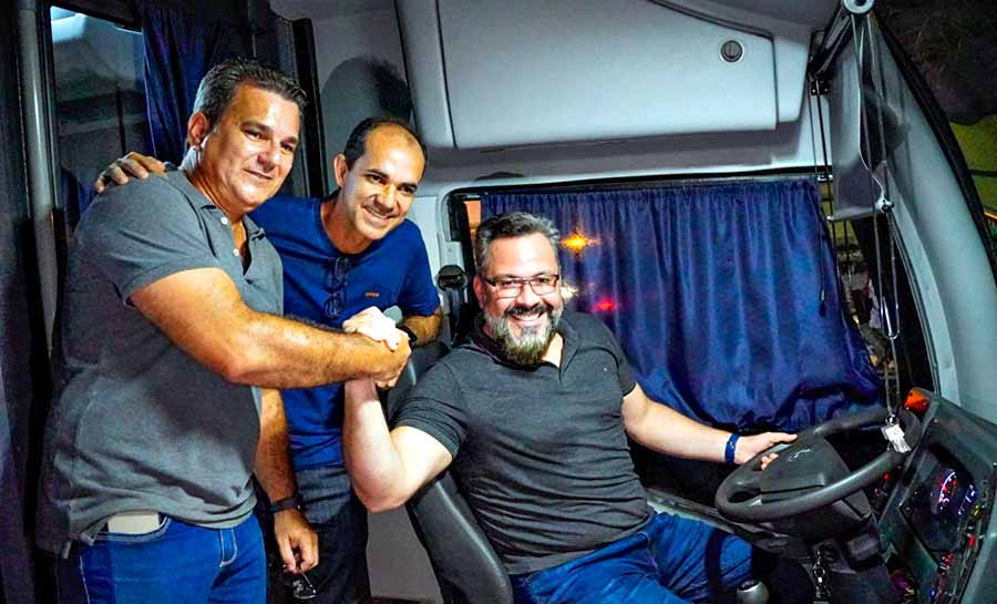 Senador Alan Rick e prefeito Zequinha entregam ônibus ao Conservatório Musical do Juruá