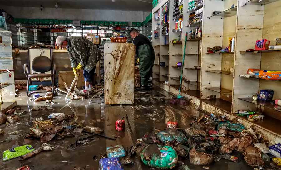 Comerciantes de Porto Alegre levam dias só para limpar lojas