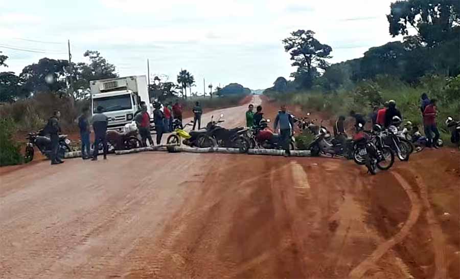 Três ficam feridos em conflito de terra e manifestantes fecham rodovia que liga o Acre ao Amazonas