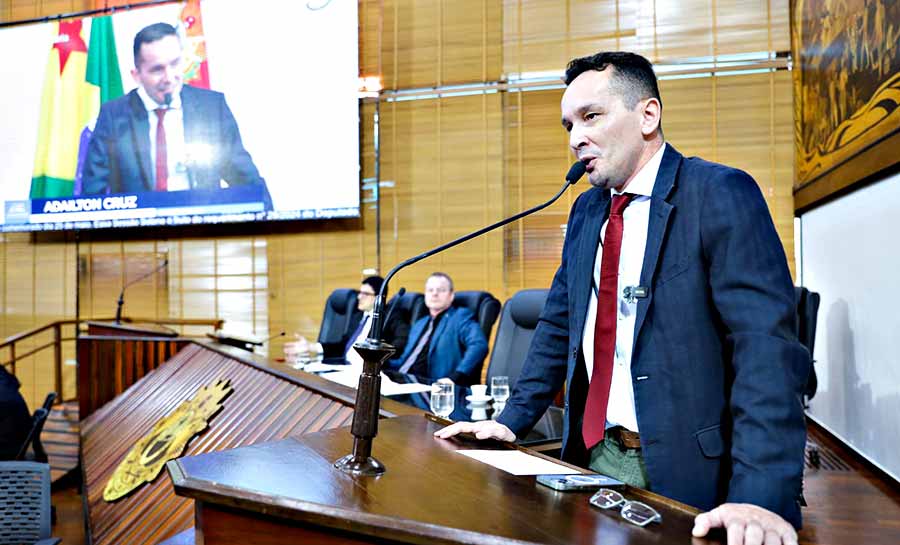 Deputado Adailton Cruz destaca avanços na saúde em sessão na Aleac