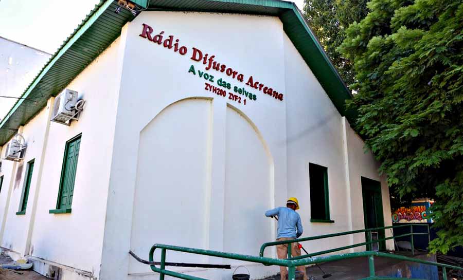 Prestes a completar 80 anos de existência, Rádio Difusora Acreana recebe obra de manutenção predial em Rio Branco