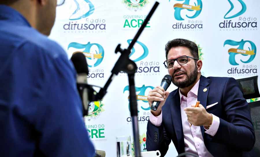 Governador Gladson Cameli destaca avanços em obras e políticas públicas durante entrevista na Rádio Difusora Acreana