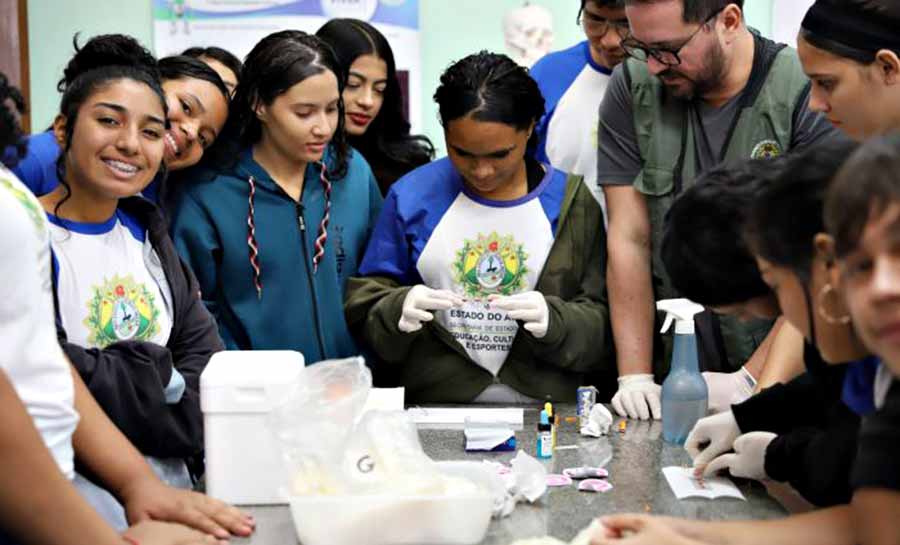 Educação oferta oficina de tipagem sanguínea para alunos da Escola Sebastião Pedrosa, em Rio Branco