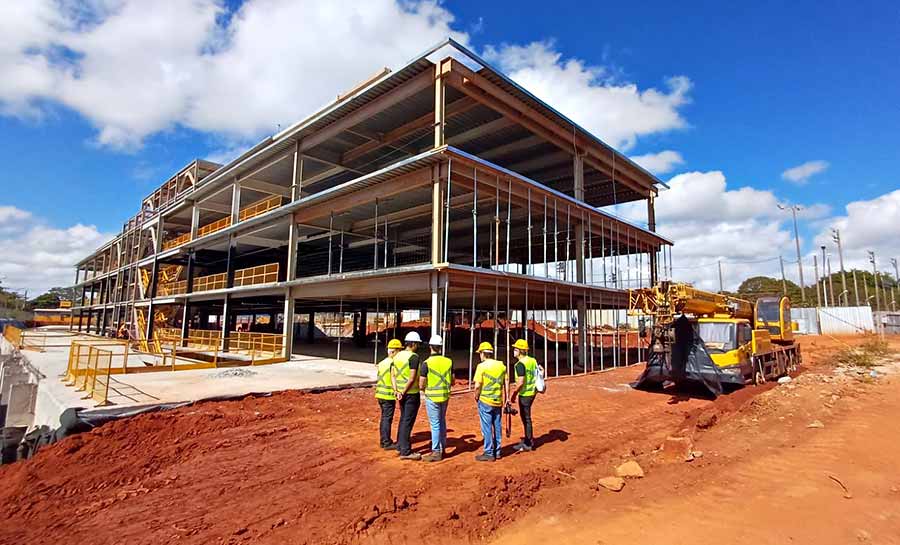 Jorge Viana vistoria obra da sede própria da Apex Brasil, projeto de sua gestão