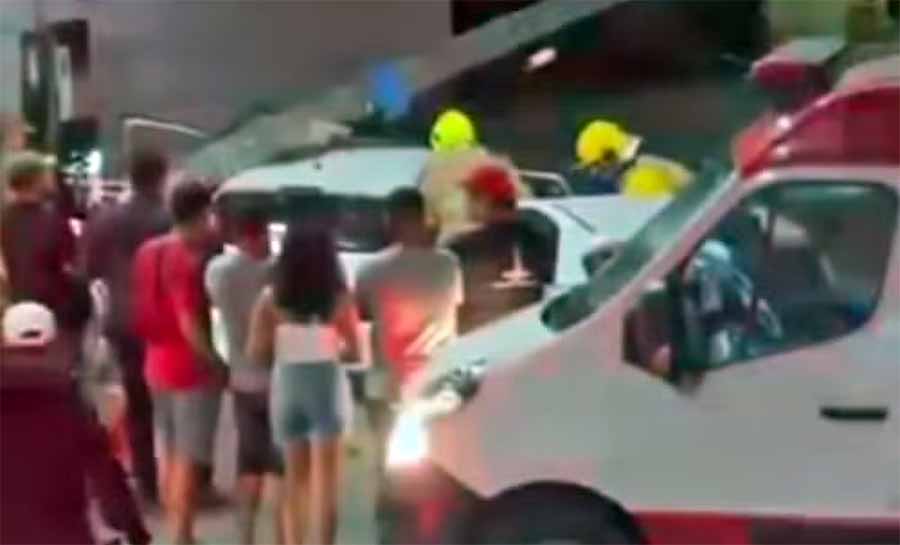 Três pessoas ficam feridas após acidente entre dois carros em Rio Branco