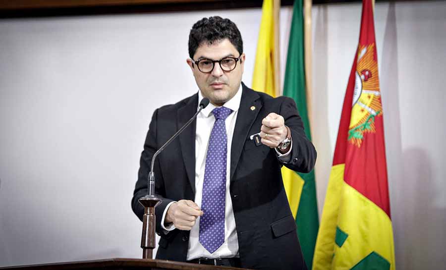 Deputado Eduardo Ribeiro propõe Cartão Material Escolar