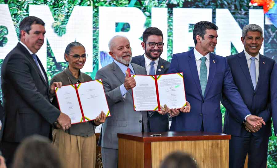 Governador Gladson Cameli assina pacto com governo federal para controle de incêndios na Amazônia e redução dos efeitos das mudanças climáticas